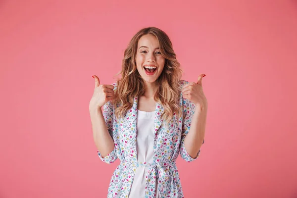 Retrato Una Joven Excitada Vestido Verano Mostrando Los Pulgares Hacia — Foto de Stock