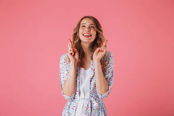 Retrato Uma Jovem Excitada Vestido Verão Segurando Dedos Cruzados Para — Fotografia de Stock