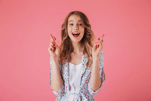 Retrato Uma Jovem Alegre Vestido Verão Segurando Dedos Cruzados Para — Fotografia de Stock