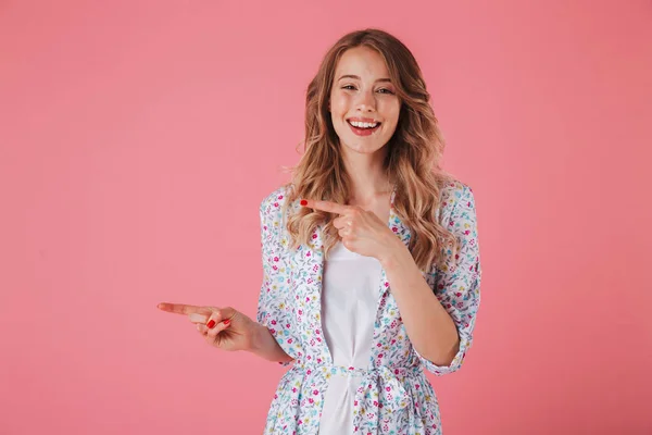 Portret Van Een Enthousiast Jonge Vrouw Zomer Jurk Wijzende Vinger — Stockfoto