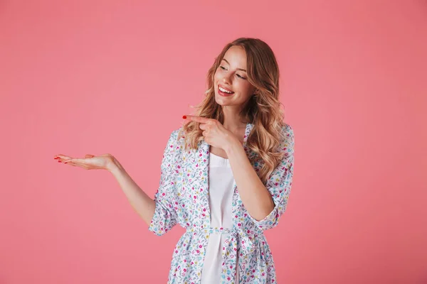 Retrato Una Joven Sonriente Vestido Verano Sosteniendo Espacio Para Copiar — Foto de Stock