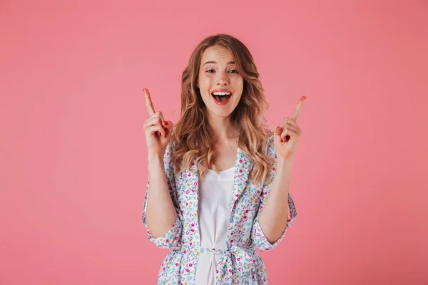 Retrato Uma Jovem Excitada Vestido Verão Apontando Dedo Para Cima — Fotografia de Stock