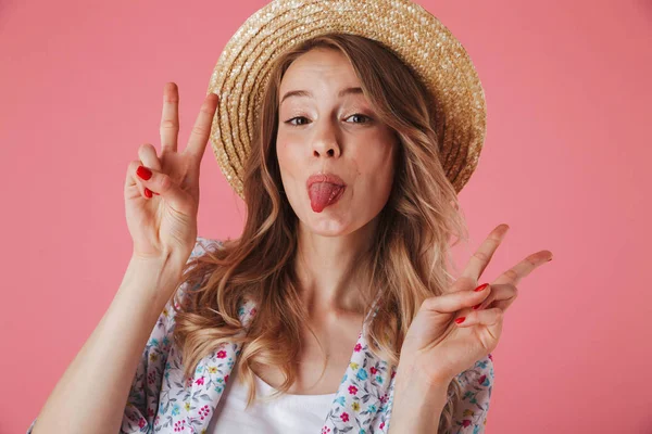 Close Retrato Uma Jovem Alegre Vestido Verão Chapéu Palha Mostrando — Fotografia de Stock