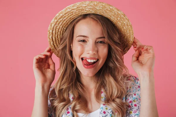 Retrato Cerca Una Encantadora Joven Vestido Verano Sombrero Paja Mirando — Foto de Stock