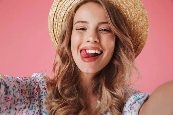 Gros Plan Portrait Une Jeune Femme Joyeuse Robe Été Chapeau — Photo