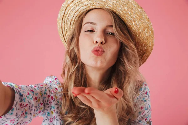 Nahaufnahme Porträt Einer Fröhlichen Jungen Frau Sommerkleid Und Strohhut Die — Stockfoto