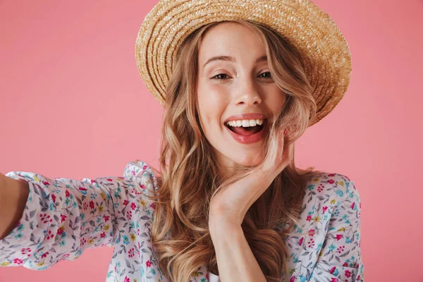 夏のドレスとピンク背景に分離した Selfie 麦わら帽子で陽気な若い女性の肖像画間近します — ストック写真