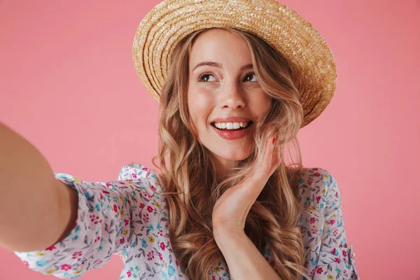 Retrato Cerca Una Encantadora Joven Vestido Verano Sombrero Paja Tomando — Foto de Stock