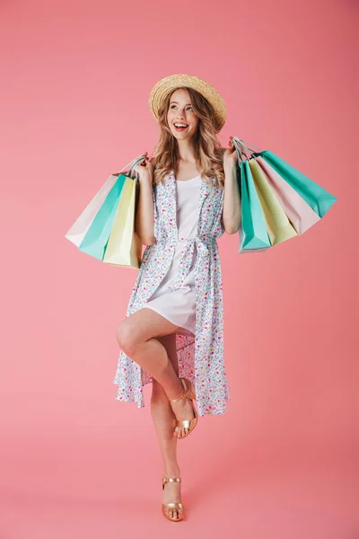 드레스와 쇼핑백을 여자의 초상화 — 스톡 사진