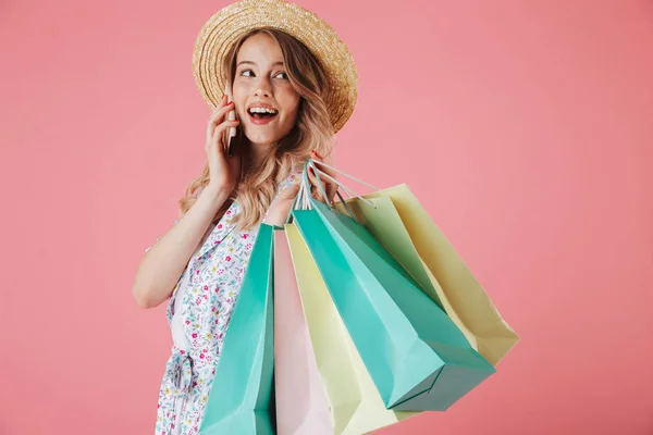 Portrait Une Jeune Femme Excitée Robe Été Chapeau Paille Parlant — Photo