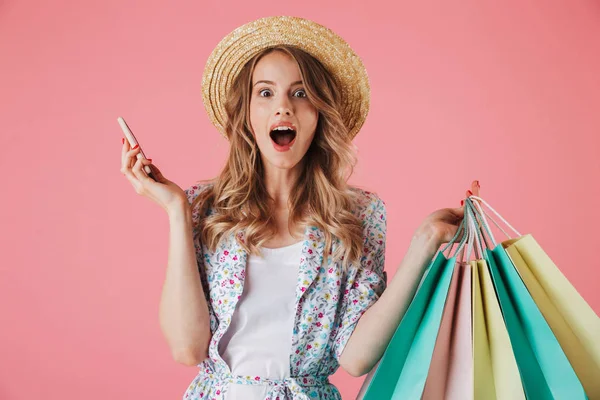 Retrato Una Joven Sorprendida Vestido Verano Sombrero Paja Hablando Teléfono —  Fotos de Stock