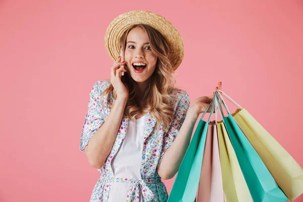 Retrato Una Joven Alegre Vestido Verano Sombrero Paja Hablando Teléfono —  Fotos de Stock