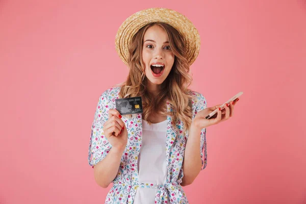 Retrato Uma Jovem Excitada Vestido Verão Chapéu Palha Mostrando Cartão — Fotografia de Stock