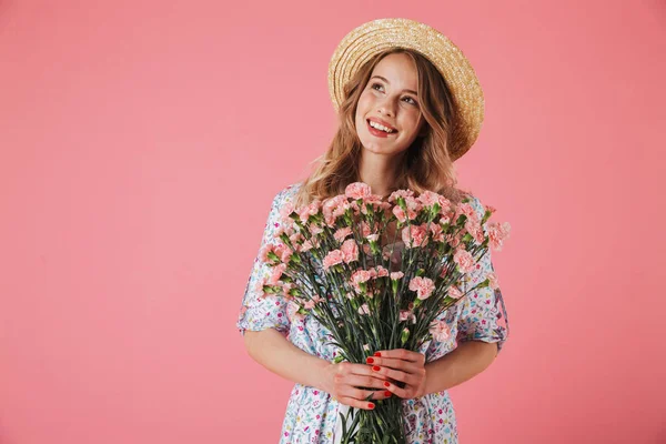 Retrato Uma Jovem Mulher Alegre Vestido Verão Chapéu Palha Segurando — Fotografia de Stock