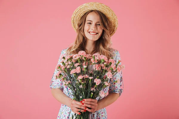 Retrato Uma Jovem Sorridente Vestido Verão Chapéu Palha Segurando Cravos — Fotografia de Stock