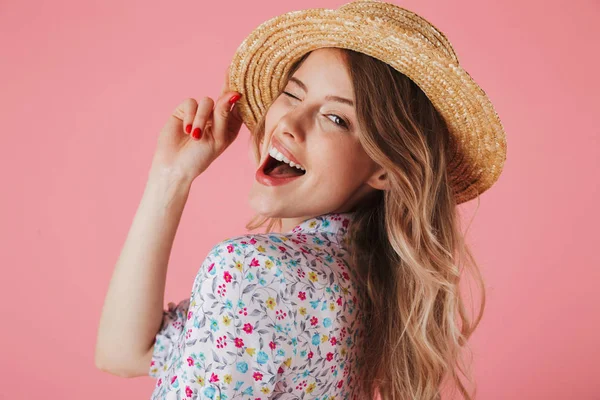 Close Van Portret Van Een Vrolijke Jonge Vrouw Zomerjurk Stro — Stockfoto