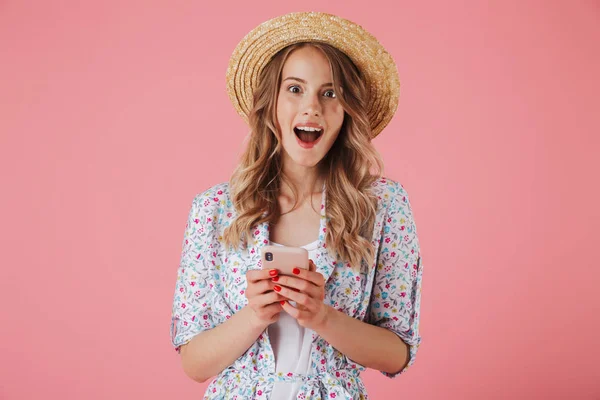 Retrato Uma Jovem Excitada Vestido Verão Chapéu Palha Segurando Telefone — Fotografia de Stock