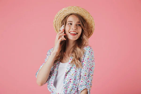 Retrato Una Joven Sonriente Vestido Verano Sombrero Paja Hablando Teléfono — Foto de Stock