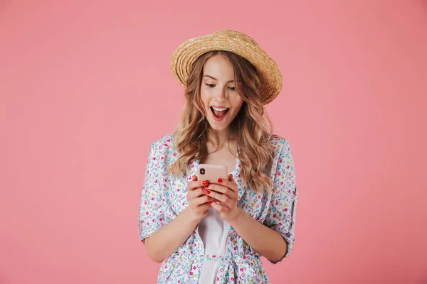 Portret Podekscytowany Młoda Kobieta Letnie Sukienki Patrząc Telefon Komórkowy Białym — Zdjęcie stockowe