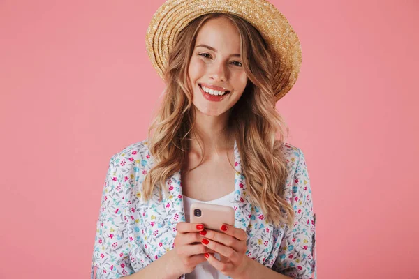 Портрет Счастливой Молодой Женщины Летнем Платье Соломенной Шляпе Мобильным Телефоном — стоковое фото