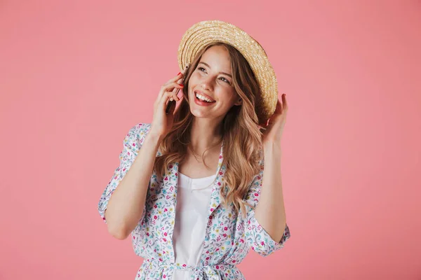 Retrato Una Joven Alegre Vestido Verano Sombrero Paja Hablando Teléfono — Foto de Stock