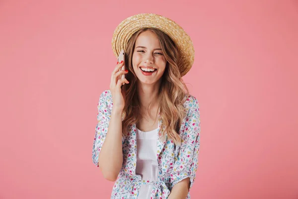 Retrato Una Joven Risueño Vestido Verano Sombrero Paja Hablando Teléfono — Foto de Stock