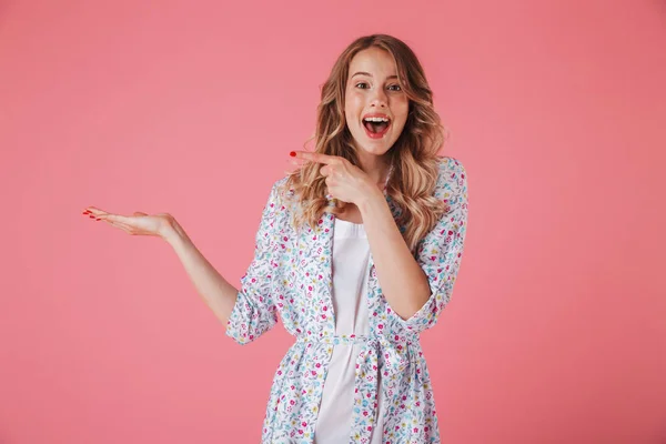 Retrato Una Joven Excitada Vestido Verano Sosteniendo Espacio Copia Apuntando — Foto de Stock