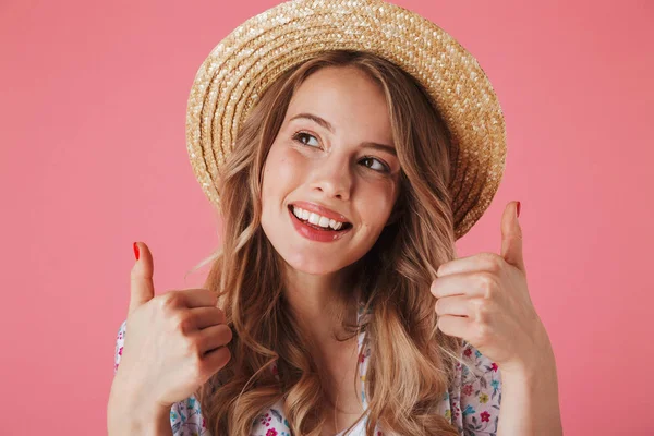 Portret Szczęśliwy Młodej Kobiety Letnie Sukienki Słomkowy Kapelusz Wyświetlono Kciuk — Zdjęcie stockowe