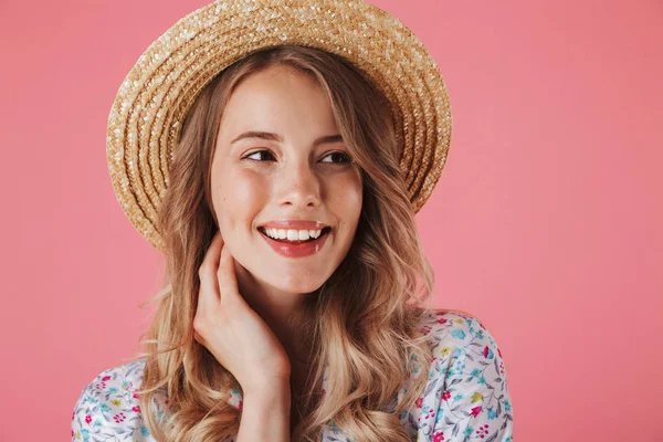 Yazlık Elbise Hasır Şapka Arıyor Mutlu Bir Genç Kadın Portresi — Stok fotoğraf