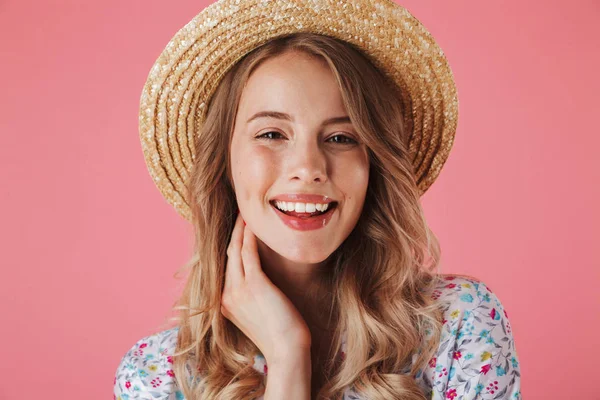 Retrato Cerca Una Joven Feliz Vestido Verano Sombrero Paja Mirando — Foto de Stock