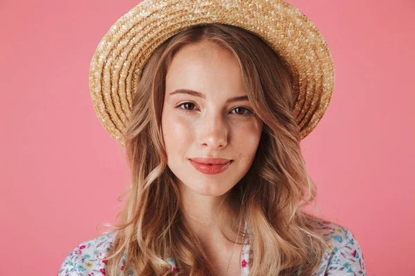 Retrato Cerca Una Bonita Mujer Joven Vestido Verano Sombrero Paja — Foto de Stock