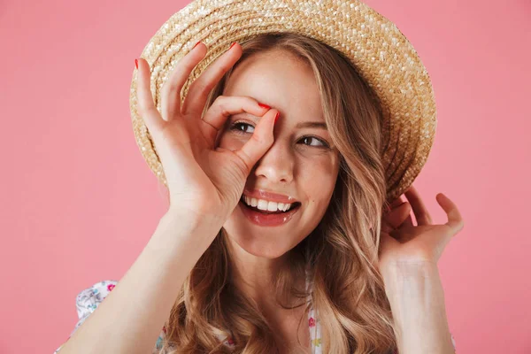 Close Retrato Uma Jovem Mulher Feliz Vestido Verão Chapéu Palha — Fotografia de Stock