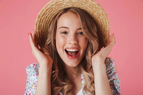 Close Retrato Uma Jovem Mulher Feliz Vestido Verão Chapéu Palha — Fotografia de Stock