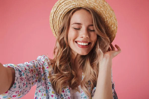 Yazlık Elbise Hasır Şapka Pembe Arka Plan Üzerinde Izole Bir — Stok fotoğraf