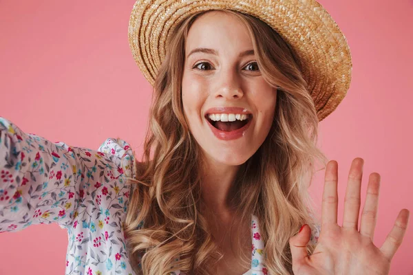 Gros Plan Portrait Une Jeune Femme Joyeuse Robe Été Chapeau — Photo