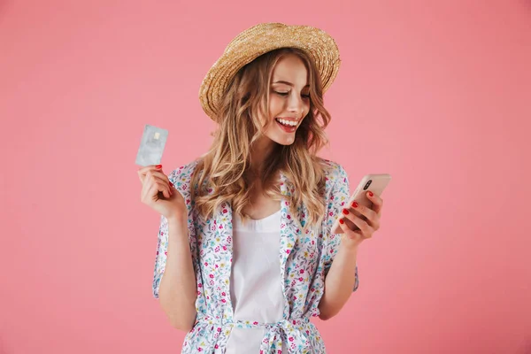 Retrato Una Joven Feliz Vestido Verano Sombrero Paja Que Muestra — Foto de Stock