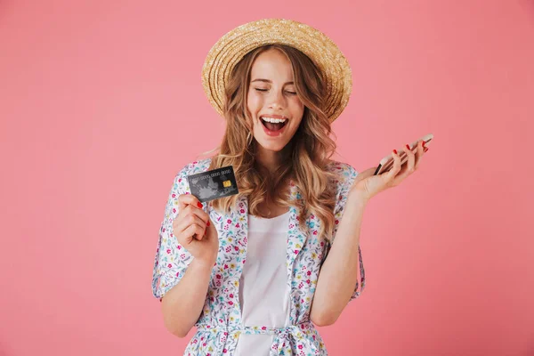 Retrato Una Joven Alegre Vestido Verano Sombrero Paja Que Muestra — Foto de Stock