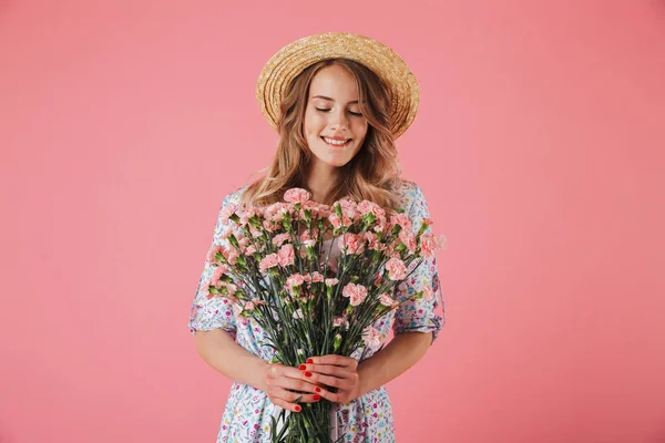 Retrato Una Encantadora Joven Vestido Verano Sombrero Paja Con Claveles — Foto de Stock