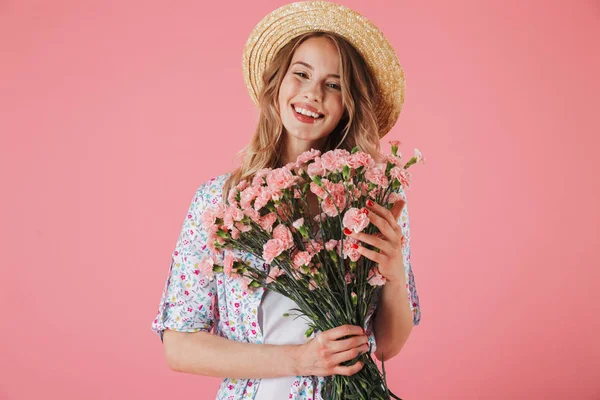 Retrato Una Joven Feliz Vestido Verano Sombrero Paja Con Claveles — Foto de Stock