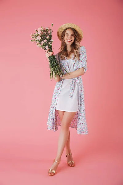 드레스와 카네이션 꽃다발 여자의 초상화 — 스톡 사진