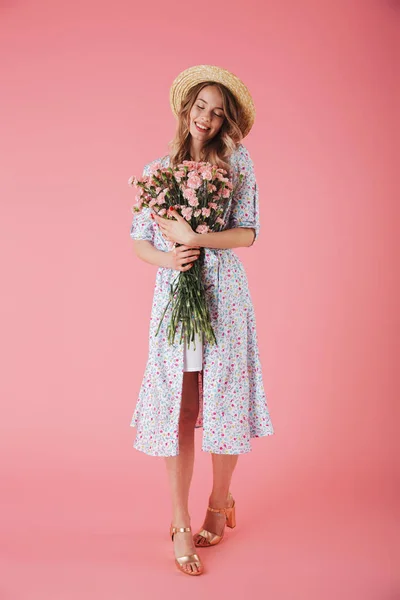 드레스와 카네이션 꽃다발을 포즈를 취하는 스러운 여자의 초상화 — 스톡 사진