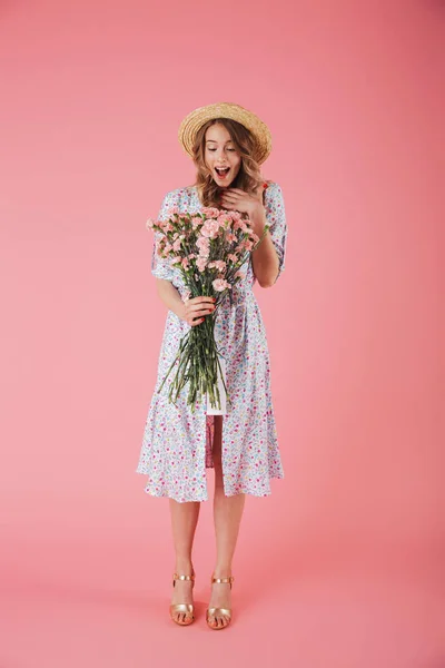 드레스와 카네이션 꽃다발을 포즈를 취하는 여자의 초상화 — 스톡 사진