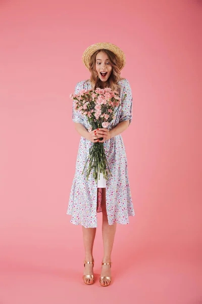 드레스와 카네이션 꽃다발을 포즈를 취하는 여자의 초상화 — 스톡 사진