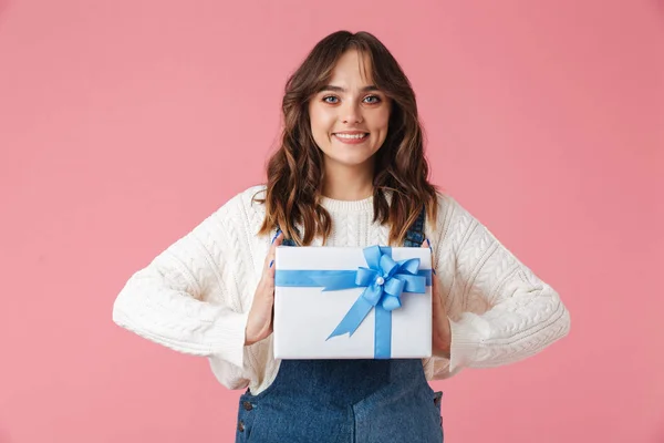 Retrato Una Joven Feliz Sosteniendo Caja Regalo Aislada Sobre Fondo — Foto de Stock