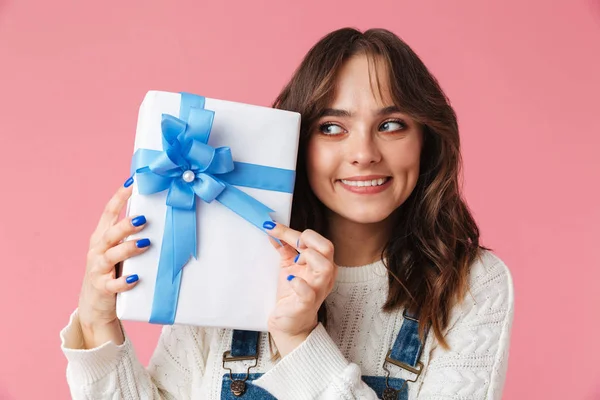 Retrato Una Joven Feliz Sosteniendo Caja Presente Oreja Aislada Sobre — Foto de Stock