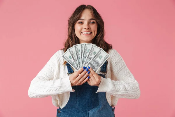 Портрет Веселой Молодой Девушки Держащей Банкноты Розовом Фоне — стоковое фото