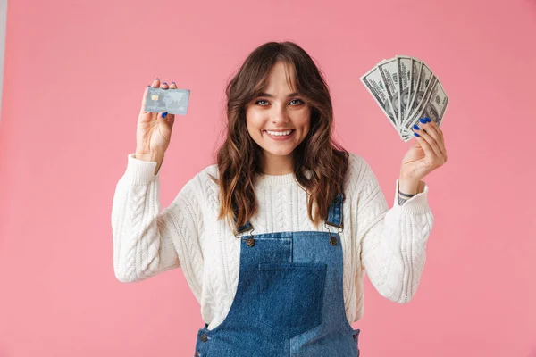 Retrato Una Joven Excitada Sosteniendo Billetes Dinero Mostrando Tarjeta Crédito — Foto de Stock