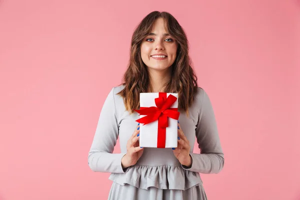 Foto Linda Mujer Bonita Joven Pie Aislada Sobre Fondo Pared — Foto de Stock