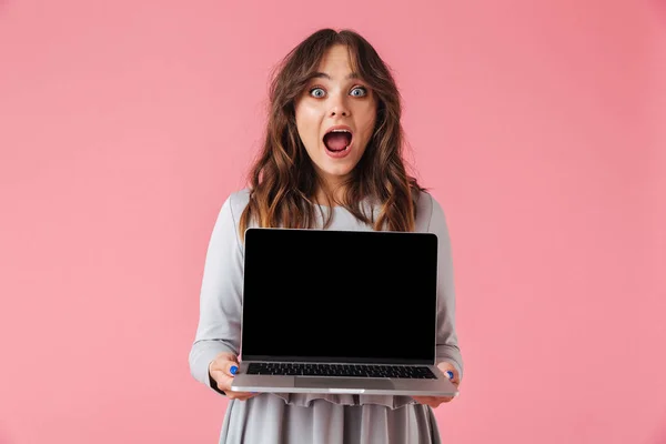 스크린 노트북 컴퓨터를 보여주는 흥분된 여자의 초상화 — 스톡 사진