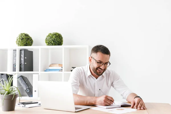 Foto Compiaciuto Uomo Affari 30S Camicia Bianca Seduto Tavola Scrivere — Foto Stock